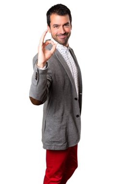 Yakışıklı adam ok işareti yapmak arka plan izole