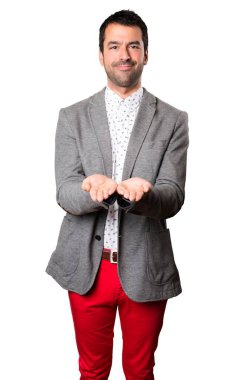 Yakışıklı adam bir şey izole arka planda tutan