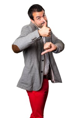 Yakışıklı adam iyi-kötü işareti üzerinde izole arka plan yapma