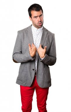 Yakışıklı adam sürpriz jest yapma arka plan izole