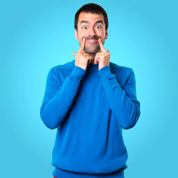 Feliz joven guapo sobre fondo colorido — Foto de Stock