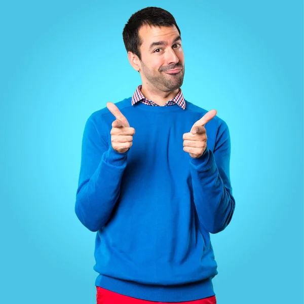 Pohledný mladý muž koužek na barevné pozadí — Stock fotografie