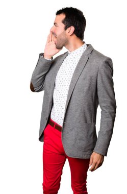 Yakışıklı adam izole arka plan üzerine bağırarak