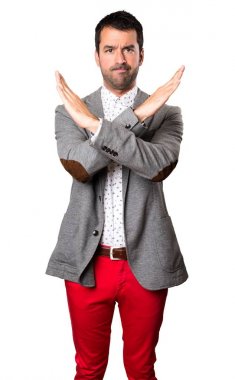 Yakışıklı adam izole arka plan üzerinde hiçbir hareketi yapma