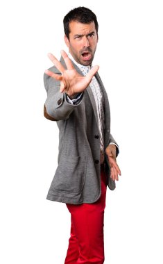 Yakışıklı adam izole arka plan üzerinde kırmızı yapma