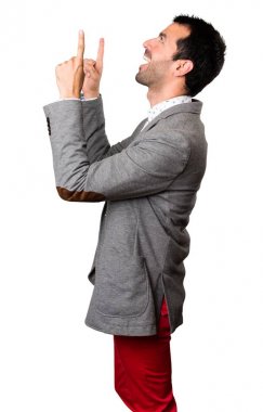 Yakışıklı adam izole arka plan üzerinde yukarı dönük