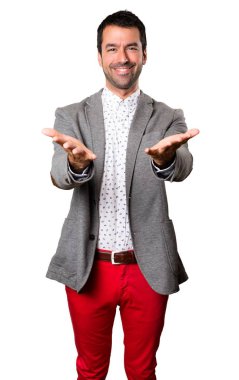 Yakışıklı adam bir şey izole arka plan üzerinde sunulması