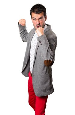 Yakışıklı adam izole arka plan üzerinde mücadele