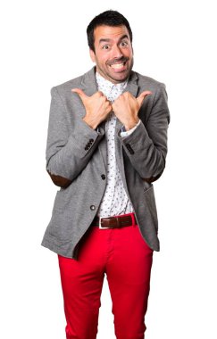 Yalıtılmış zemin üzerine başparmak ile yakışıklı adam