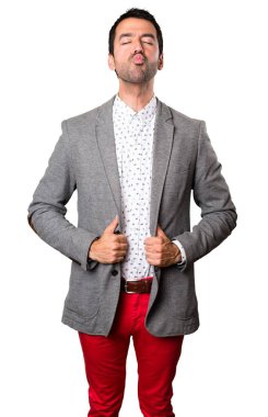 Yakışıklı adam öpücük izole arka planda gönderme