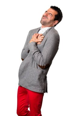 Kalp ağrısı izole arka plan üzerinde olan yakışıklı adam