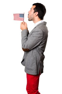 Yakışıklı adam Amerikan bayrağı izole arka planda tutan