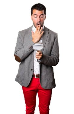 İzole arka plan üzerinde büyüteç ile yakışıklı adam