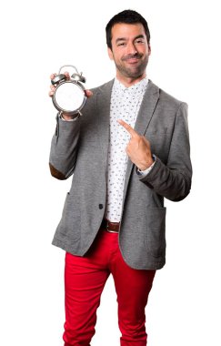 Vintage saat izole arka planda tutan mutlu yakışıklı adam