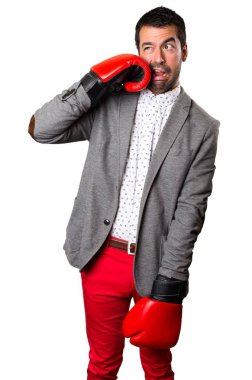 Boks eldiven yalıtılmış zemin üzerine ile sinirli yakışıklı adam