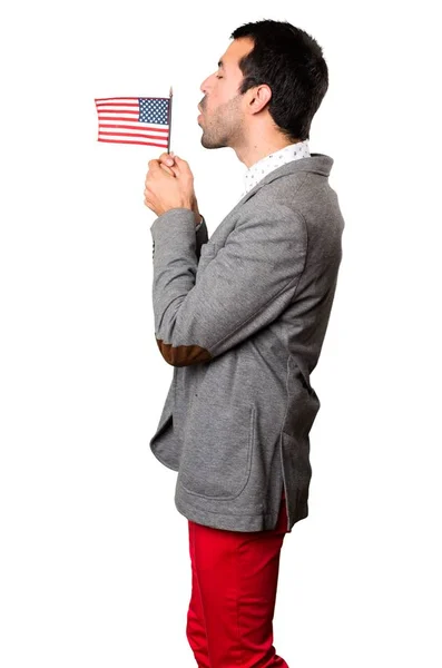 Красивий чоловік тримає американський прапор на ізольованому фоні — стокове фото