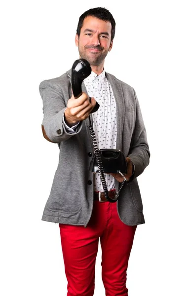 Homem bonito feliz falando com o telefone vintage em fundo isolado — Fotografia de Stock