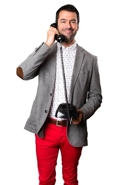 Szczęśliwy przystojny mężczyzna mówi do telefonu vintage na na białym tle — Zdjęcie stockowe