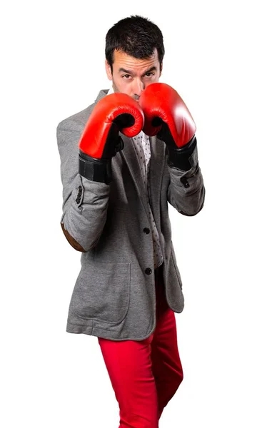 Hombre guapo con guantes de boxeo sobre fondo aislado —  Fotos de Stock
