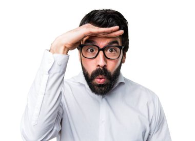 Gözlüklü bir şey gösterilen yakışıklı adam