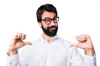 Gözlüklü kendisiyle gurur yakışıklı adam