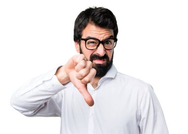 Yakışıklı adam gözlüklü kötü sinyal verme