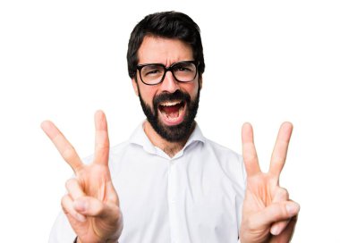 Zafer jest yapma gözlüklü yakışıklı adam