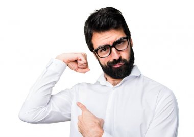 Güçlü bir jest yapma gözlüklü yakışıklı adam