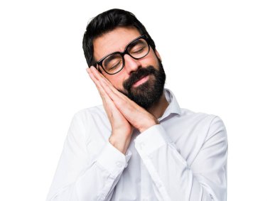 Uyku jest yapma gözlüklü yakışıklı adam