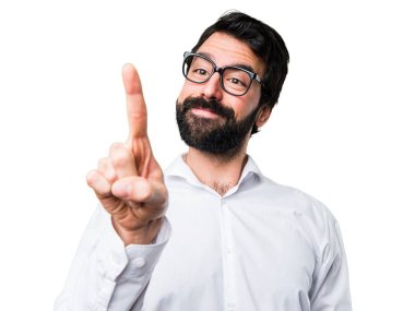 Şeffaf ekranda dokunmadan gözlüklü yakışıklı adam