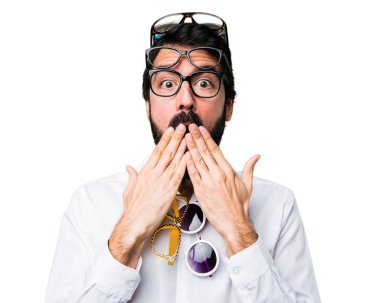 Sürpriz bir jest yapma gözlüklü yakışıklı adam