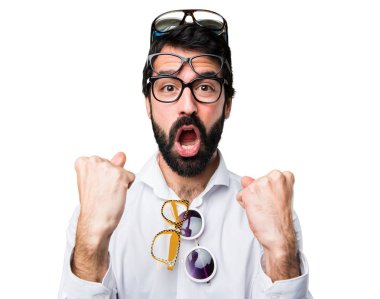 Gözlüklü şanslı yakışıklı adam