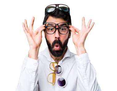 Sürpriz bir jest yapma gözlüklü yakışıklı adam