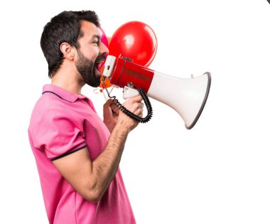 Balonlar tutarak ve bir megafon izole beyaz arka plan üzerinde tutarak yakışıklı delikanlı