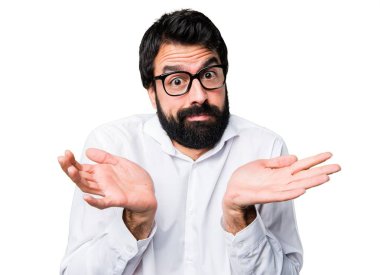 Önemsiz bir jest yapma gözlüklü yakışıklı adam