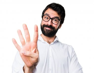 Dört sayma gözlüklü yakışıklı adam