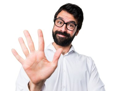 Beş sayma gözlüklü yakışıklı adam