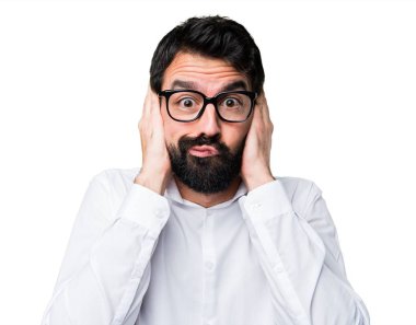 Kulakları kapsayan gözlüklü yakışıklı adam