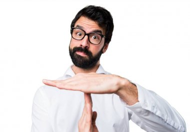 Zaman aşımı jest yapma gözlüklü yakışıklı adam