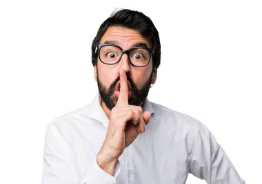 Sessizlik jest yapma gözlüklü yakışıklı adam