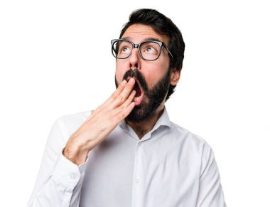 Esneme gözlüklü yakışıklı adam