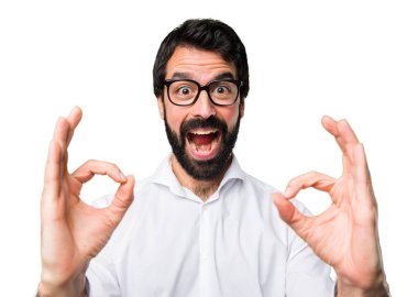 Ok işareti yapma gözlüklü yakışıklı adam