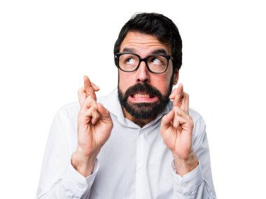 Geçiş parmaklarıyla gözlüklü yakışıklı adam