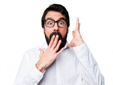 Sürpriz bir jest yapma gözlüklü yakışıklı adam