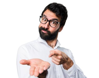 Gözlüklü bir şey tutan yakışıklı adam