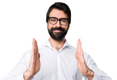 Gözlüklü bir şey tutan yakışıklı adam