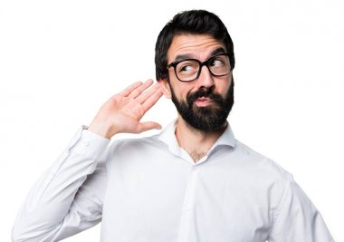 Gözlüklü bir şey dinlerken yakışıklı adam