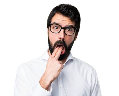 Kusma jest yapma gözlüklü yakışıklı adam