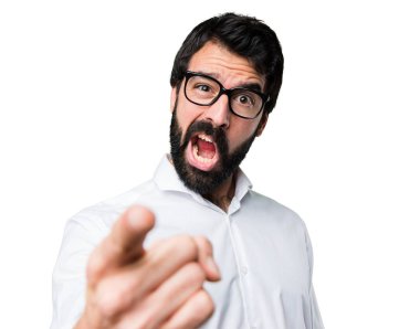 Bağırarak gözlüklü yakışıklı adam