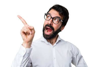 Yukarı dönük gözlüğü olan yakışıklı adam